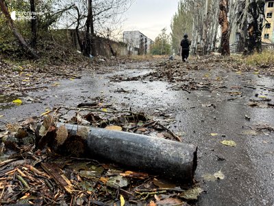Вулиці в оптоволокні та руїни. Фоторепортаж із Білозерського на Донеччині