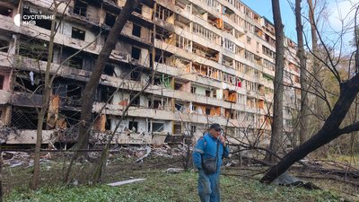 «Будинок трусило від вибухів»: що пережили мешканці київської дев’ятиповерхівки в Деснянському районі після балістики «Будинок трусило від вибухів»: що пережили мешканці київської дев’ятиповерхівки в Деснянському районі після балістики