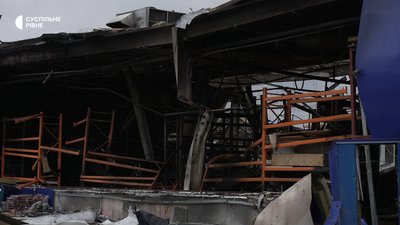 Російський безпілотник зруйнував торговельний центр на Рівненщині: троє людей поранені Російський безпілотник зруйнував торговельний центр на Рівненщині: троє людей поранені