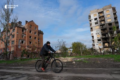 Хлопець проїжджає на велосипеді по вулиці Кременчуцькій повз зруйновані авіабомбами житлові будинки. Херсон, 28 жовтня 2026 року Хлопець проїжджає на велосипеді по вулиці Кременчуцькій повз зруйновані авіабомбами житлові будинки. Херсон, 28 жовтня 2026 року