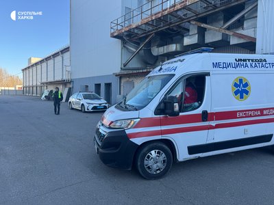 Автівка «швидкої допомоги» біля торговельного центру «Дафі» Автівка «швидкої допомоги» біля торговельного центру «Дафі»