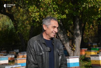 Апітерапія та лісовий мед під обстрілами: як на Сумщині працює пасіка за 20 кілометрів від кордону з РФ Апітерапія та лісовий мед під обстрілами: як на Сумщині працює пасіка за 20 кілометрів від кордону з РФ