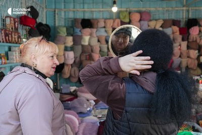 Жінки приміряють зимові капелюхи на Шуменському ринку у період оголошеного режиму тиші. Херсон, 28 жовтня 2026 року Жінки приміряють зимові капелюхи на Шуменському ринку у період оголошеного режиму тиші. Херсон, 28 жовтня 2026 року
