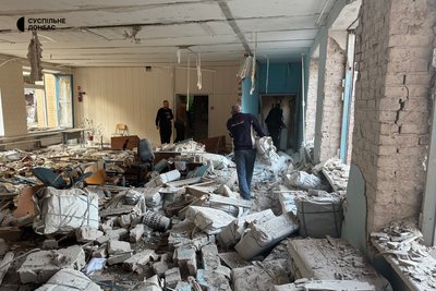 Удар по «пункту незламності» на Донеччині: які руйнування на місці удару ФАБ-250 (відео) Удар по «пункту незламності» на Донеччині: які руйнування на місці удару ФАБ-250 (відео)