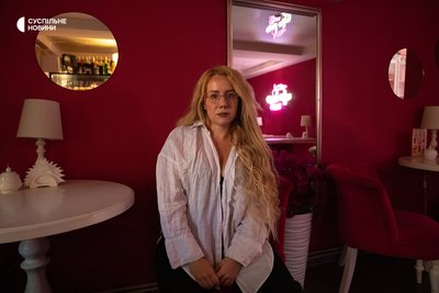 Власниця і шеф-кондитерка Coffee house bakery Катерина Селедцова. «Рожева кавʼярня» — один з небагатьох закладів, що досі працюють у Краматорську попри складні безпекові умови. Донеччина, вересень 2026 року Власниця і шеф-кондитерка Coffee house bakery Катерина Селедцова. «Рожева кавʼярня» — один з небагатьох закладів, що досі працюють у Краматорську попри складні безпекові умови. Донеччина, вересень 2026 року