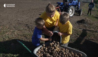 Діти, онуки, Чотирирічний онук Денис, донька Зоряна та син Іван, Наталія Чанцева, волонтерка, 12 жовтня 2026, Тернопіль Діти, онуки, Чотирирічний онук Денис, донька Зоряна та син Іван, Наталія Чанцева, волонтерка, 12 жовтня 2026, Тернопіль