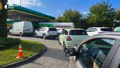Черги з каністрами та бочками: що відбувається на заправках Луцька після атак БпЛА й знеструмлення Черги з каністрами та бочками: що відбувається на заправках Луцька після атак БпЛА й знеструмлення