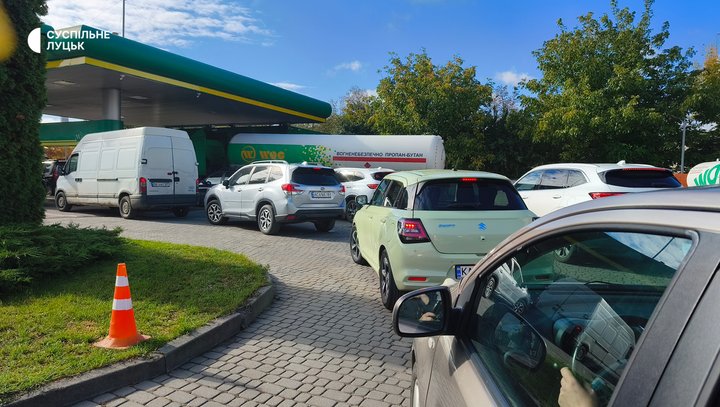 Черги з каністрами та бочками: що відбувається на заправках Луцька після атак БпЛА й знеструмлення Черги з каністрами та бочками: що відбувається на заправках Луцька після атак БпЛА й знеструмлення