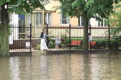 Дощова зливова каналізація у центрі Рівного. Історія спроб ліквідувати проблему підтоплень з 2008 року Дощова зливова каналізація у центрі Рівного. Історія спроб ліквідувати проблему підтоплень з 2008 року