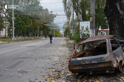 Антидронові сітки над вулицею у центрі Херсона, 27 жовтня 2026 року. Згорілі автівки у місті — непоодинокий артефакт у місті. Переважно усі вони постраждали від атаки FPV-дронів Антидронові сітки над вулицею у центрі Херсона, 27 жовтня 2026 року. Згорілі автівки у місті — непоодинокий артефакт у місті. Переважно усі вони постраждали від атаки FPV-дронів
