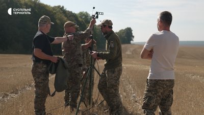 Бійці розкладають наземну станцію та антену, інозмеці, війна, дрони, навчання, FPV, 21 вересня 2026, Тернопіль Бійці розкладають наземну станцію та антену, інозмеці, війна, дрони, навчання, FPV, 21 вересня 2026, Тернопіль