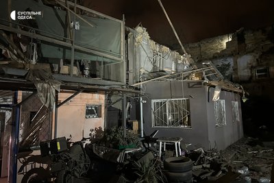 «Вчасно забігла в душ»: в Одесі через атаку РФ пошкоджено двоповерховий житловий будинок «Вчасно забігла в душ»: в Одесі через атаку РФ пошкоджено двоповерховий житловий будинок