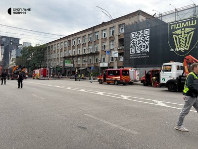 «Я не знаю, як я вижила, бо біля мене лежав труп»: у Києві російський дрон поцілив у бізнес-центр, загинули люди «Я не знаю, як я вижила, бо біля мене лежав труп»: у Києві російський дрон поцілив у бізнес-центр, загинули люди