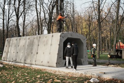 Укриття, яке встановлюють у Центральному парку в Харкові Укриття, яке встановлюють у Центральному парку в Харкові