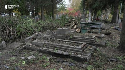 Атака армії РФ по кладовищу у Рівному. Фоторепортаж Атака армії РФ по кладовищу у Рівному. Фоторепортаж