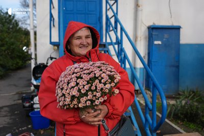 Ірина привозить на продаж квіти на ринок в Шуменському мікрорайоні із сусідньої Білозерки, да сама їх вирощує. Херсон, 28 жовтня 2026 року Ірина привозить на продаж квіти на ринок в Шуменському мікрорайоні із сусідньої Білозерки, да сама їх вирощує. Херсон, 28 жовтня 2026 року