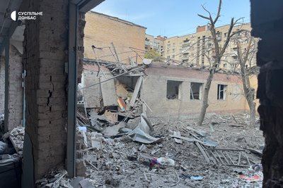 Удар по «пункту незламності» на Донеччині: які руйнування на місці удару ФАБ-250 (відео) Удар по «пункту незламності» на Донеччині: які руйнування на місці удару ФАБ-250 (відео)