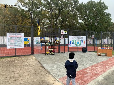 Матір загиблого Героя України Назара Омельчака відкрили спортмайданчик на Рівненщині Матір загиблого Героя України Назара Омельчака відкрили спортмайданчик на Рівненщині