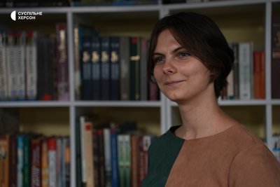 Херсон, Авіньойн, двомовна книга, "Кабиця у херсонському дворі", Поліна Постриган Херсон, Авіньойн, двомовна книга, "Кабиця у херсонському дворі", Поліна Постриган