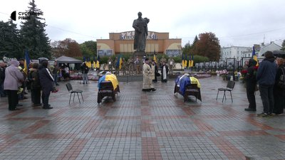 Із військовими Миколою Макаровим та Василем Бесарабчиком попрощалися у Рівному Із військовими Миколою Макаровим та Василем Бесарабчиком попрощалися у Рівному