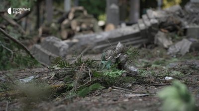 Зруйновані могили, зламані дерева: наслідки удару безпілотника по кладовищу у Рівному Зруйновані могили, зламані дерева: наслідки удару безпілотника по кладовищу у Рівному