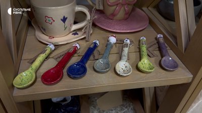 «Усі люблять котів»: глиняні свищики ліпить кераміст із Рівного «Усі люблять котів»: глиняні свищики ліпить кераміст із Рівного