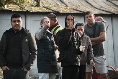 Люди біля зруйнованої багатоповерхівки у Холодногірському районі Харкова Люди біля зруйнованої багатоповерхівки у Холодногірському районі Харкова