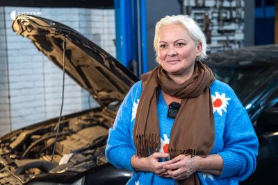 «Що значить — не розбереться?»: як подружжя з Одеси проводить курси автомеханіки для жінок