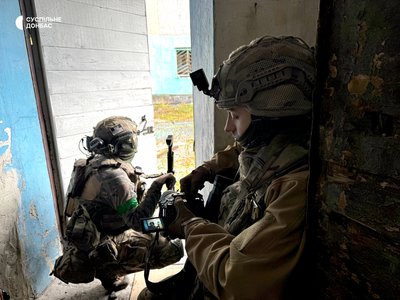 Вулиці в оптоволокні та руїни. Фоторепортаж із Білозерського на Донеччині