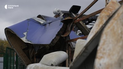 Російський безпілотник зруйнував торговельний центр на Рівненщині: троє людей поранені Російський безпілотник зруйнував торговельний центр на Рівненщині: троє людей поранені