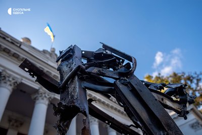 На Думській площі в Одесі з’явилися роботи Михайла Реви з понівеченого вибухами металу На Думській площі в Одесі з’явилися роботи Михайла Реви з понівеченого вибухами металу