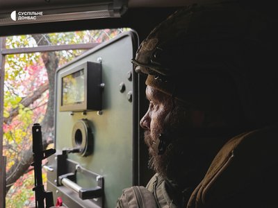 Вулиці в оптоволокні та руїни. Фоторепортаж із Білозерського на Донеччині