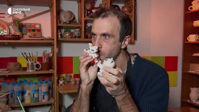 «Усі люблять котів»: глиняні свищики ліпить кераміст із Рівного «Усі люблять котів»: глиняні свищики ліпить кераміст із Рівного