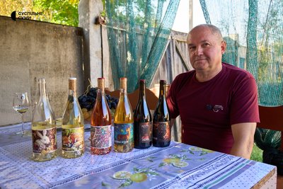 «Всіма винами я пишаюсь». Як працює сімейна виноробня під Сумами в умовах обстрілів «Всіма винами я пишаюсь». Як працює сімейна виноробня під Сумами в умовах обстрілів