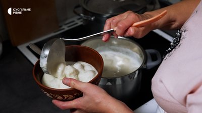 Галушки по-сварицевицьки: як на Поліссі готують картопляну страву на молоці Галушки по-сварицевицьки: як на Поліссі готують картопляну страву на молоці
