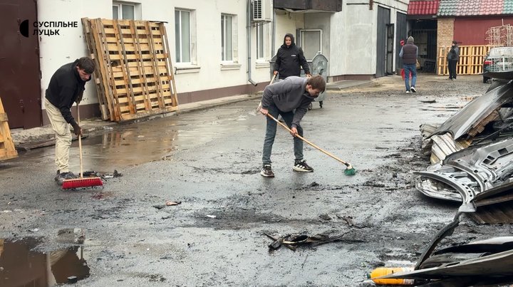 На місці зруйнованого магазину й книгарні у Луцьку — згарище: триває розбір завалів після удару РФ На місці зруйнованого магазину й книгарні у Луцьку — згарище: триває розбір завалів після удару РФ