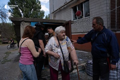 «Почула крик, побігла туди». Удар по евакуаційному пункту в Краматорську: свідчення очевидиці та фото з місця «Почула крик, побігла туди». Удар по евакуаційному пункту в Краматорську: свідчення очевидиці та фото з місця