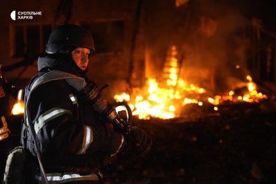 рятувальник гасить пожежу рятувальник гасить пожежу