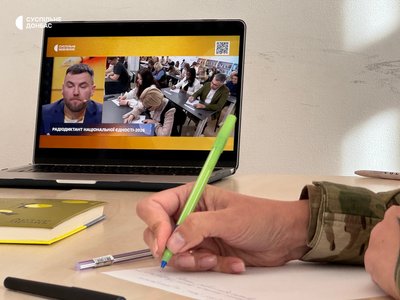 Як писали Радіодиктант національної єдності у бригаді, де служив автор тексту Артур Дронь (фото) Як писали Радіодиктант національної єдності у бригаді, де служив автор тексту Артур Дронь (фото)