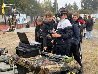 Матір загиблого Героя України Назара Омельчака відкрили спортмайданчик на Рівненщині Матір загиблого Героя України Назара Омельчака відкрили спортмайданчик на Рівненщині