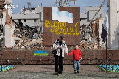 Наталя з 6-річним сином Богданом біля алеї пам'яті загиблих військових на площі Свободи у Херсоні, 28 жовтня 2026 року Наталя з 6-річним сином Богданом біля алеї пам'яті загиблих військових на площі Свободи у Херсоні, 28 жовтня 2026 року
