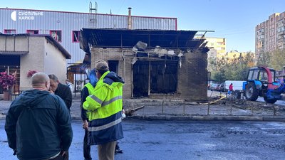 Згорілий торгівельний об'єкт у Пісочині після російської атаки Згорілий торгівельний об'єкт у Пісочині після російської атаки
