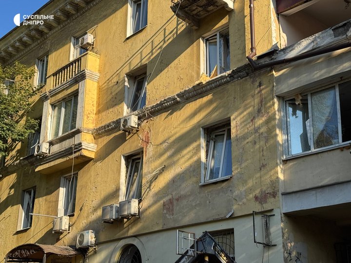 Пошкоджено будинки та спорткомплекс. РФ атакувала підприємство у Дніпрі: що відбувається на місці