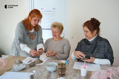 «Нас б'ють, а ми живемо». У Сумах стартував новий навчальний рік Університету третього віку «Нас б'ють, а ми живемо». У Сумах стартував новий навчальний рік Університету третього віку