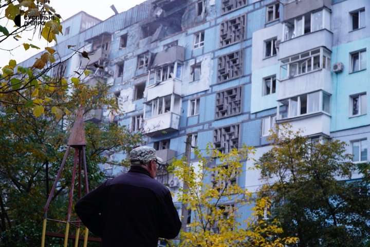 Триває ліквідація наслідків: репортаж з місця нічного удару РФ по багатоповерхівці у Дніпрі