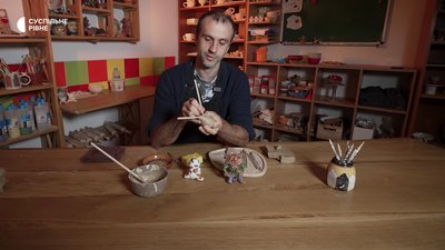 «Усі люблять котів»: глиняні свищики ліпить кераміст із Рівного «Усі люблять котів»: глиняні свищики ліпить кераміст із Рівного