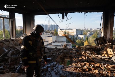 «За вікном почався дощ зі скла»: в Києві пошкоджена будівля Інституту водних проблем і меліорації НАН «За вікном почався дощ зі скла»: в Києві пошкоджена будівля Інституту водних проблем і меліорації НАН
