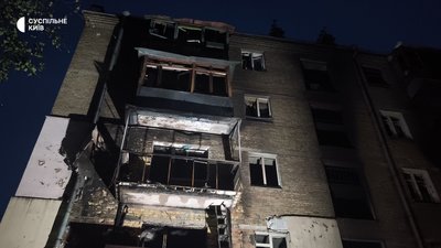 «Ми вже нікуди не переїжджаємо»: як російська атака пошкодила будинок у Солом’янському районі Києва «Ми вже нікуди не переїжджаємо»: як російська атака пошкодила будинок у Солом’янському районі Києва