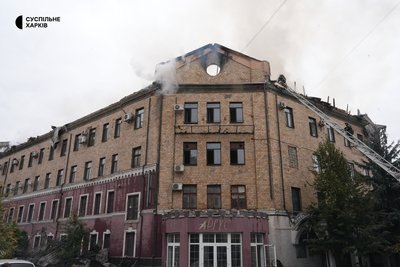 Рятувальники гасять пожежу в офісній будівлі у Харкові, 23 жовтня 2026 року Рятувальники гасять пожежу в офісній будівлі у Харкові, 23 жовтня 2026 року