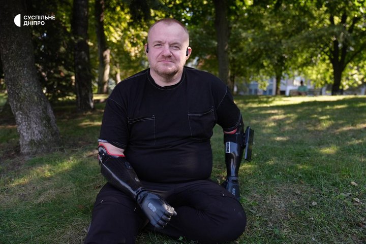 «Я щасливий на сто відсотків»: як ветеран Андрій Олійник повертається до життя після втрати обох рук на війні